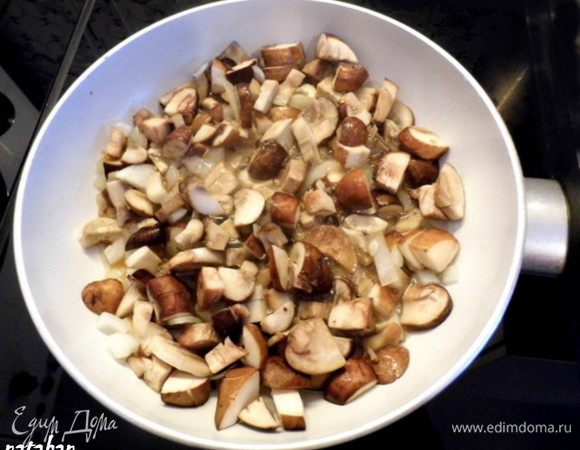 Грибы и лук почистить, вымыть, обсушить на бумажном полотенце, мелко порезать. В сковороду налить растительное масло и выложить грибы с луком. Обжаривать их минут 10, помешивая.