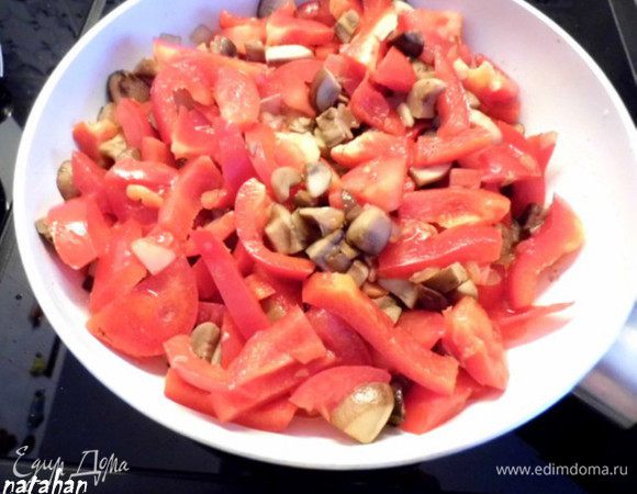 Помидор и сладкий перец почистить, вымыть, обсушить на бумажном полотенце, мелко порезать. Добавить в сковороду к грибам. Тщательно всё смешать и жарить-тушить минут 5-7 под крышкой.