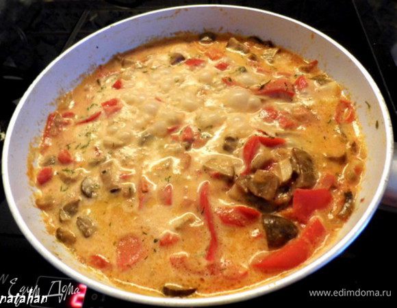 Добавить в овоще-грибную смесь сливки. Посолить, поперчить, добавить другие специи. Всё перемешать.Сковороду закрыть и тушить 5 минут.