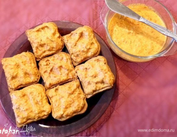 Помазать сухари овоще-грибной икрой и забыть про них на 2-3 часа, чтобы сухари отволгли (отволгнуть - сделаться влажным; отсыреть...)