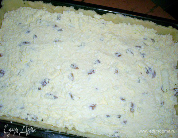 Распределяем равномерным слоем начинку.