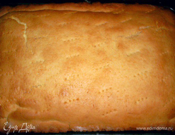 Оставшуюся часть теста раскатываем в прямоугольник 25х30 см на пергаменте для выпечки. Можно подсыпать немного муки. Переносим вместе с бумагой на начинку бумагой вверх. Бумагу снимаем, края теста соединяем и защипываем. Накалываем верх вилкой. Выпекаем в разогретой до 180 градусов духовке примерно 30-35 минут до румяного верха.
Даем остыть и посыпаем сахарной пудрой. Приятного аппетита!!!