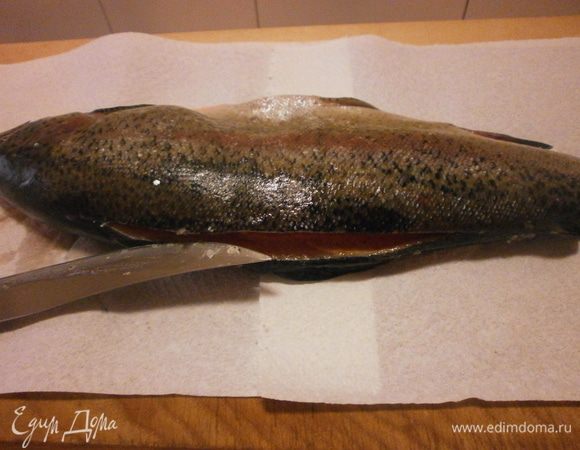 Затем, расположив нож на одном уровне со спинным плавником, делаем горизонтальный надрез. При этом необходимо слегка прижать пальцами брюшко тушки.