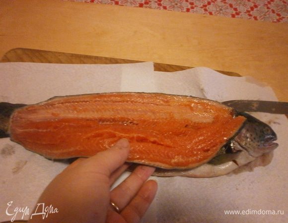 Продолжая придерживать брюшко одной рукой, подрезаем филе вдоль хребтовой кости. Доходим до брюшной полости и продолжаем следовать вдоль рёбер. Здесь не важно, если рыба не была выпотрошена заранее. Подрезаем филе у основания хвоста и откладываем в сторону первую часть филе.