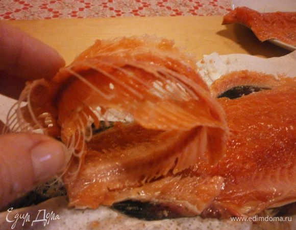 Зафиксировав хвост свободной рукой, запускаем лезвие ножа под хребтовую кость. Следуя ножом в горизотальной плоскости, хребтовая кость легко срезается с филе.