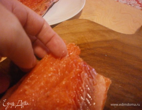 Голову с костью можно сохранить в морозилке и использовать для приготовления рыбного бульона. С филе срезать тёмные полосочки у основания брюшка, они горчат. Внимательно провести пальцами по мякоти филе и удалить оставшиеся косточки. Лучше для этого использовать пинцет. Чем рыба свежее, тем труднее выдёргивать косточки.