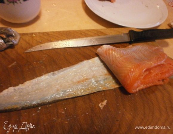 Зажав филе пинцетом или щипцами или просто придавить пальцами к доске, отделить филе от кожи. Всю эту длинную процедуру можно упустить и купить в рыбном отделе готовое филе понравившейся вам рыбы.