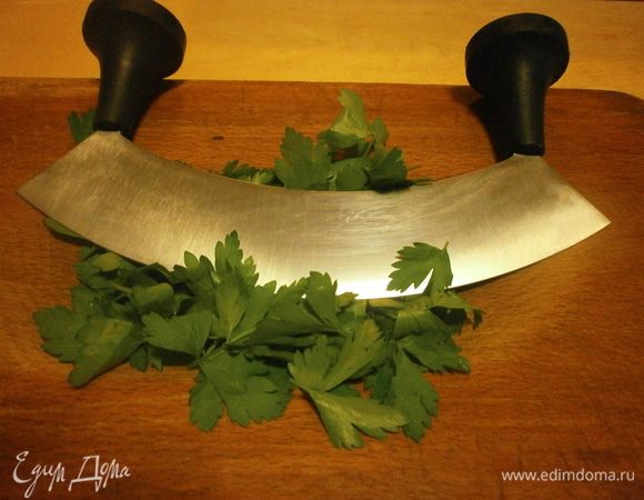Готовим фарш - начинку. Петрушку помыть и мелко посечь.