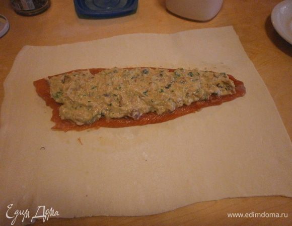 Выложить филе на лист теста. Сверху выложить начинку. Накрыть вторым филе. Фарша немного останется. 