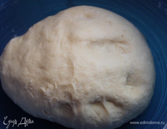 замешиваем тесто как обычно мы это делаем , без опарным способом, добавляя в тесто цедру лимона.(я не добавляла). Ставим его на расстойку примерно на час, чтобы оно увеличилось в 2 раза , я брала двойную сразу порцию.