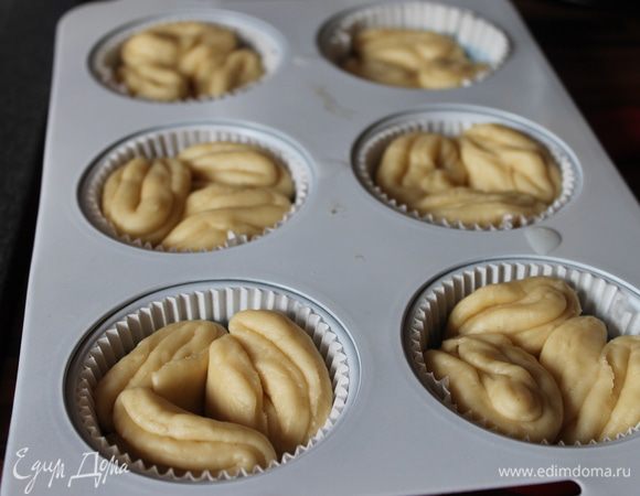 готовые булочки ставим на расстойку на 30 минут. Духовку разогреваем до 180гр.