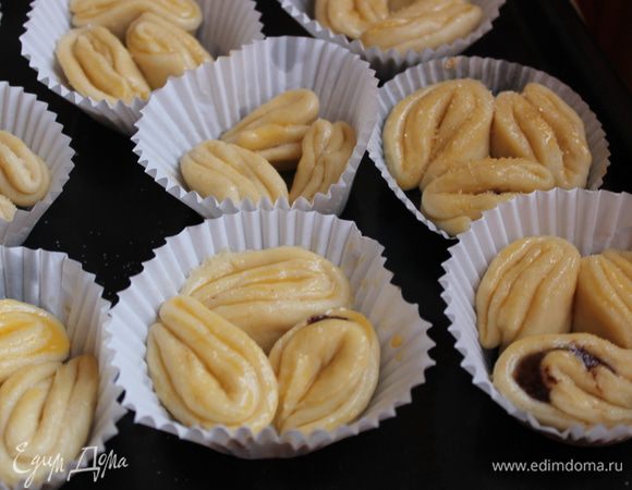 перед посадкой в духовку смазываем желтком и посыпаем сахаром..