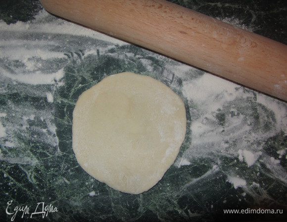 И раскатать его в небольшую лепешку.