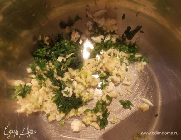 Для начала приготовим соус. Для этого, измельчим очень-очень мелко зелень и чеснок.