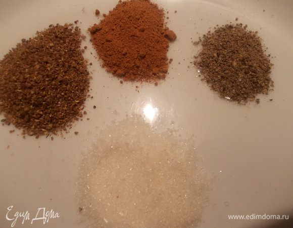 Затем добавим специи и сахар. Я готовила соус на половину нормы, поэтому брала половину вышеуказанных ингредиентов.