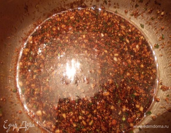 Затем добавить соевый соус и уксус. Оставим настоятся минимум один час.