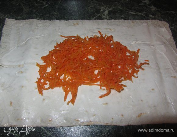 В серединку положить пару ложек корейской морковки.