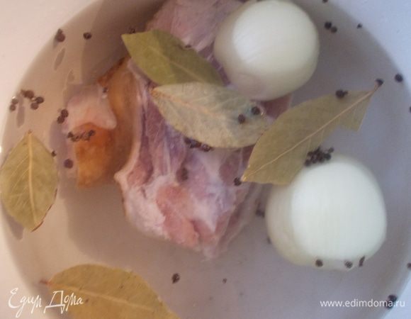 Рульку залить водой и отправить варить с добавлением соли, перца, лаврового листа и лука. Варить до полу готовности час-полтора (зависит от мяса).