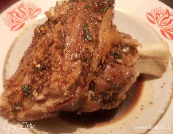 Затем вынуть рульку, сделать маленькие надрезы и нашпиговать её чесноком. Затем вылить к ней половину соуса. Дать постоять минут двадцать.