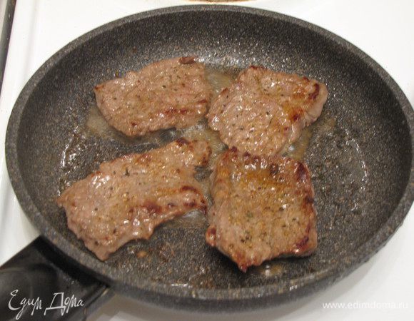 Обжарьте с двух сторон по 2-3 минуты и сразу же переложите на противень. 