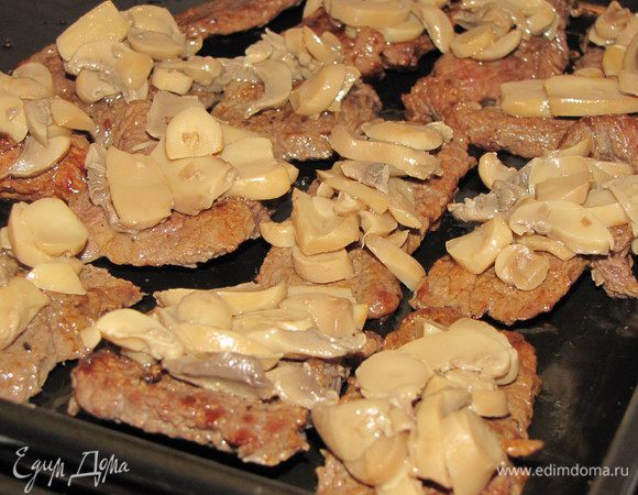 Сверху положите грибы.