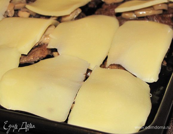 Накройте ломтиками сыра и поставьте в духовку , разогретую до 180 гр. на 15 минут.