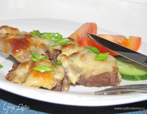 При подаче посыпьте измельченным зеленым луком. Гарнир может быть любым,  нас были просто свежие овощи. Приятного аппетита!