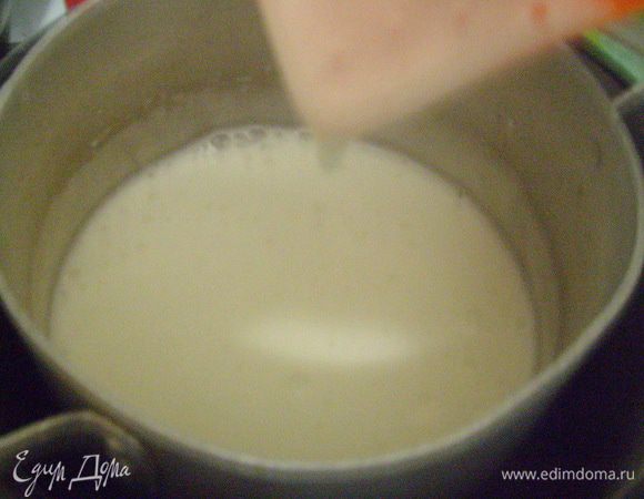 Взбивать белки с сахаром и лимонной кислотой на водяной бане до получения густой меренги с мягкими пиками (примерно 5 мин., главное не перебить)