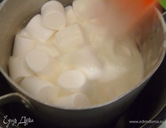 Оставляя емкость с белками на водяной бане, добавить маршмеллоу и постоянно мешать до полного растворения зефира (главное не забывать мешать, что ускорит процесс "таяния" зефира).