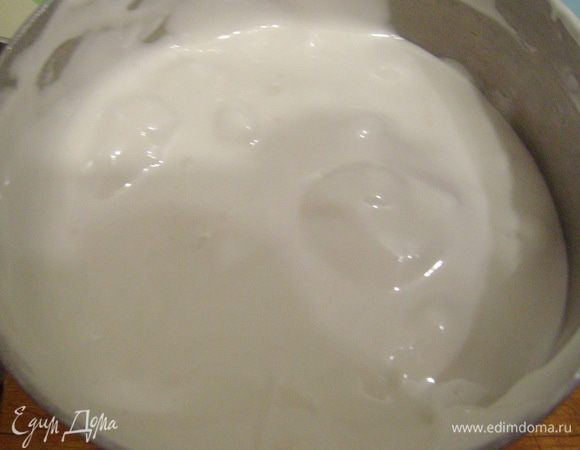 Снять емкость с водяной бани и взбивать с помощью миксера еще 2 мин.