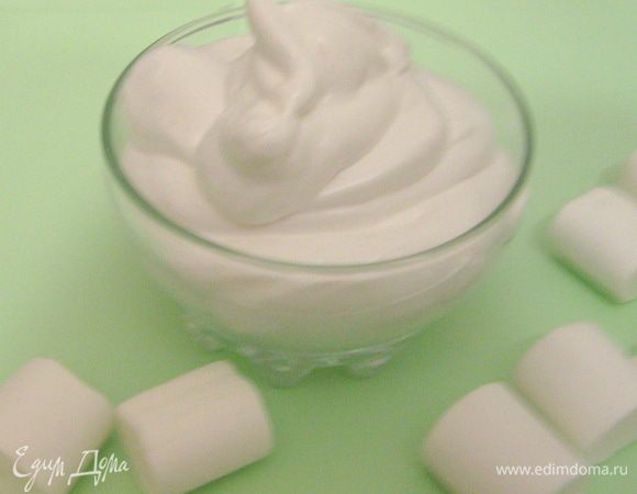 Готовый крем нужно практически сразу использовать, так как он очень быстро застывает. Если вдруг крем затвердел, а использовать его не успели, можно поставить емкость с кремом в микроволновку на максимальный разогрев на 1-2 мин.