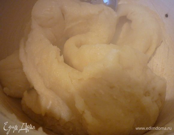 Растопите в 300 мл воды сливочное масло. Снимите с огня, добавьте соль и муку и хорошенько размешайте.