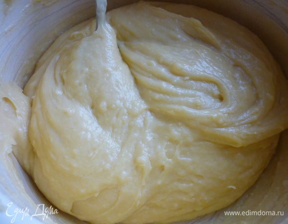 По одному вбейте яйца, каждый раз тщательно размешивая.