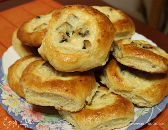 Берем стакан, и дном стакана делаем в наших шариках углубление. Чтобы шарики не липли к стакану, я дно смазала немного растительным маслом.  В углубление кладем нашу начинку, а края теста смазываем желтком.