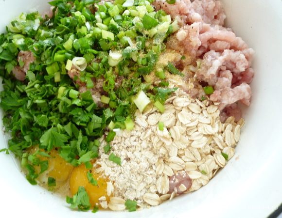 Грибы и репчатый лук мелко нарезать.Лук обжарить до прозрачности на растительном масле,добавить грибы,перемешать и тушить на небольшом огне до испарения жидкости.Остудить.Мясо пропустить через мясорубку,добавить измельченный чеснок,яйца,овсяные хлопья,мелко нарезанную зелень,посолить и поперчить.