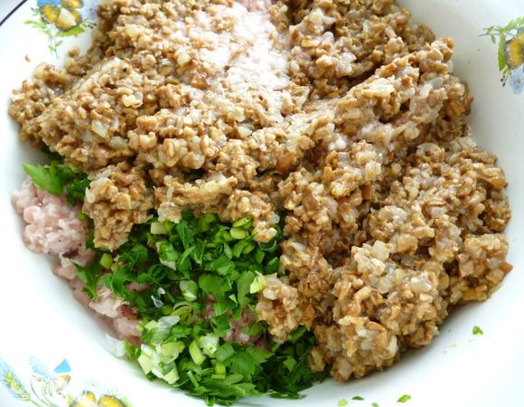 Обжаренные с луком грибы тоже пропустить через мясорубку,добавить к фаршу.