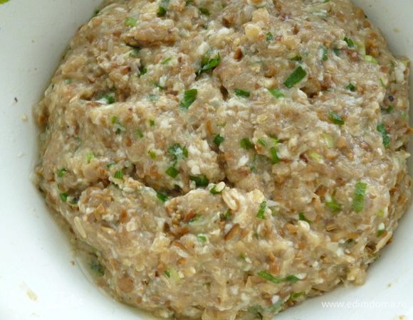 Хорошо перемешать и слегка отбить фарш,поставить в холодильник на 1 час.