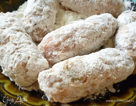 Каждую колбаску обвалять в муке и дать постоять 1-2 минуты, чтобы мука немного впиталась. В мисочке слегка взбить два яйца с щепоткой соли и перца.