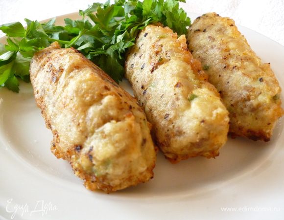 Каждую колбаску окунаем в яичную смесь и обжариваем на небольшом огне в сковороде с растительным маслом до золотистого цвета. Готовые колбаски сложить в сотейник, добавить немножко воды и пропарить колбаски 1-2 минуты под крышкой. Приятного аппетита!