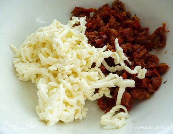 Вяленые помидоры нарезать мелкими кусочками, сыр натереть на крупной терке.