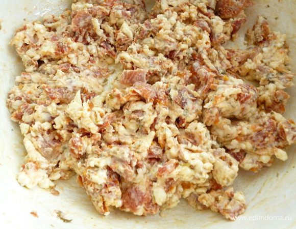 Перемешать и поставить в холодильник  на 15 - 20 минут.