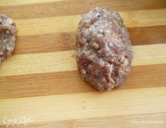 Формуем вот такую котлетку.