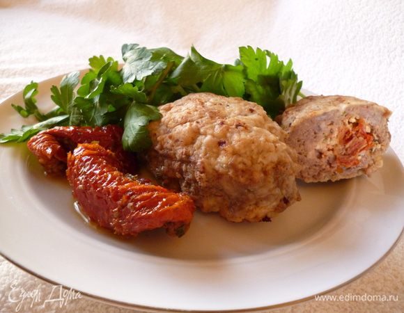 Каждую котлетку-зразу обвалять в муке. В отдельной посуде слегка взбить яйца с солью и молотым перцем. Окунаем каждую зразу в яичную смесь и обжариваем на небольшом огне в сковороде с растительным маслом до золотистого цвета. Готовые зразы сложить в сотейник, добавить немножко воды и пропарить  1-2 минуты под крышкой. Приятного аппетита!