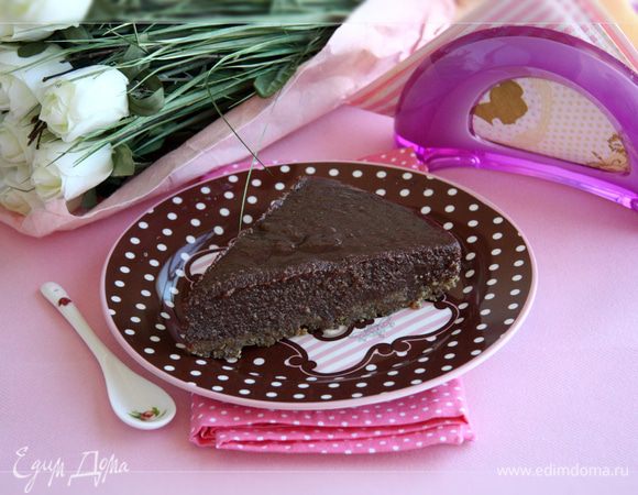 Для основы смешиваем в блендере грецкие орехи, финики и сливочное масло.

Выстелаем разъёмную форму упаковочной плёнкой.

Выкладываем взбитую массу в форму и ставим в холодильник на 2-3 часа
