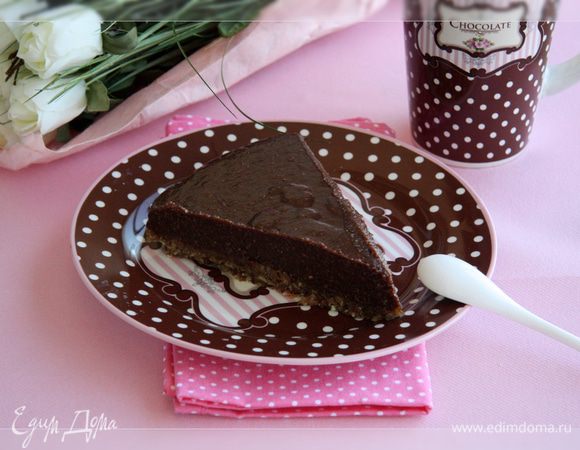 Крем

*******

Замачиваем кешью в воде на 2 часа.

Промываем.

В блендере смешиваем кешью, минеральную воду и мёд до однородной массы.

На водяной бане топим шоколад и масло.

Добавляем к массе в блендер и снова взбиваем.

Выкладываем крем поверх основы, равномерно разглаживаем ложечкой и ставим в холодильник на 4-5 часов.

Вот и всё :).

Я брала горький шоколад с содержанием какао не менее 79%.

Можно взять и молочный, если Вы хотите, чтобы тортик получился более сладкий.
