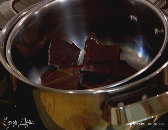 Шоколад поломать на кусочки и поместить в небольшую кастрюлю.