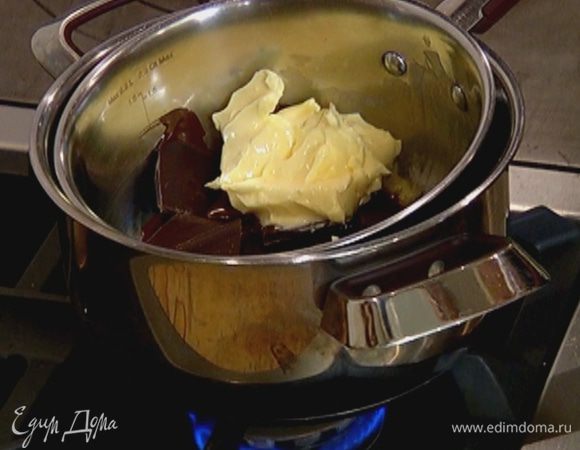 Добавить 100 г сливочного масла и растопить все на водяной бане.