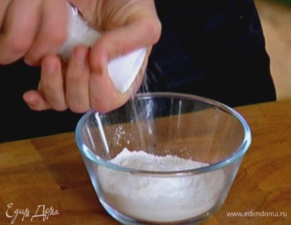 Рисовую муку перемешать с разрыхлителем и солью.