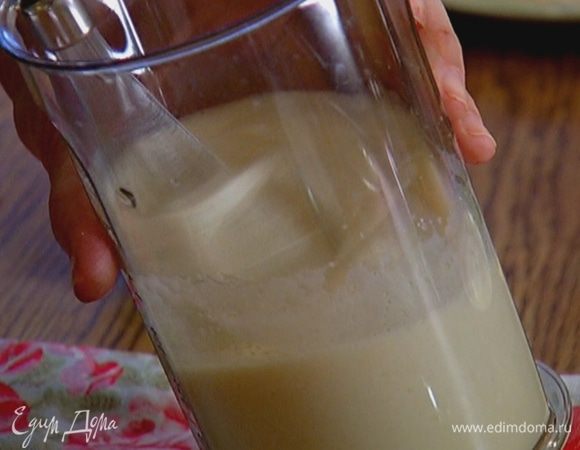 Яйца с сахаром взбить миксером в пышную, светлую массу.