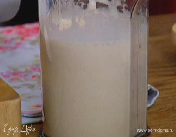 Всыпать муку с разрыхлителем, перемешать лопаткой, затем влить молоко и еще раз перемешать.